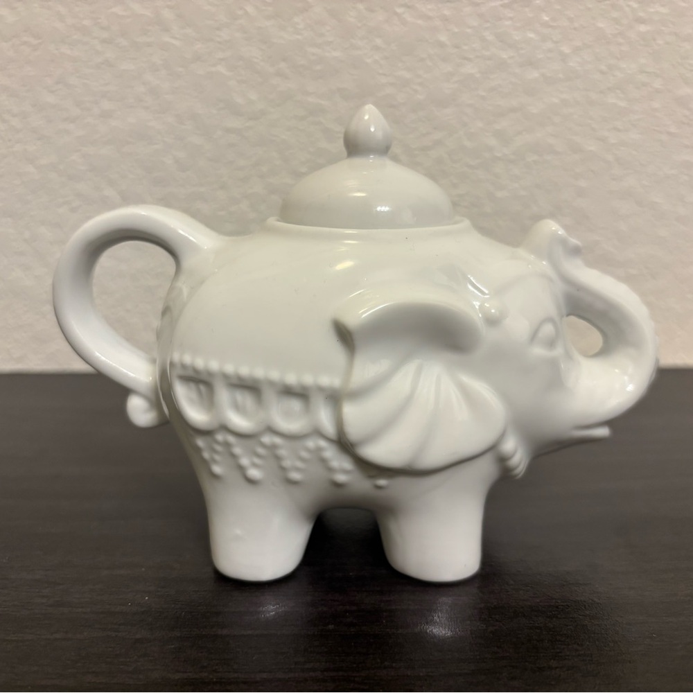 Cordon Blue White Elephant Sugar pot